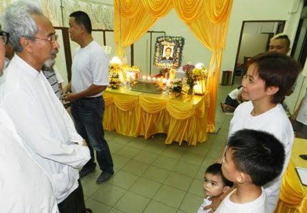 Terima Kasih Wakil Rakyat PAS http://buletinonline.net/images/stories/aberita23/Raja%20Bahrin%20lawat%20cina%20mati.jpg